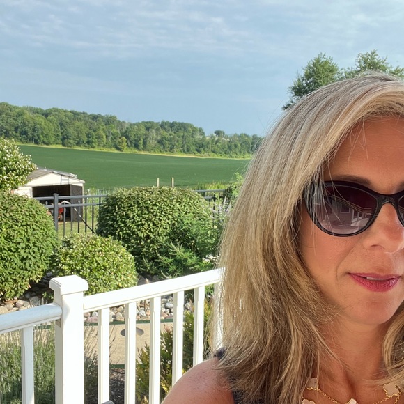 Meet your Posher, Beth - Picture 1 of 1